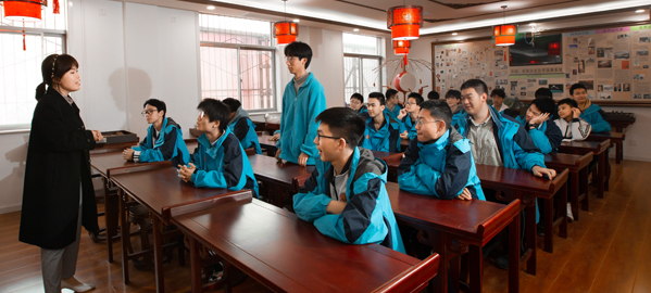 周至 分类教学，因材施教，采取“一类一方案、一人一目标”的教学方法