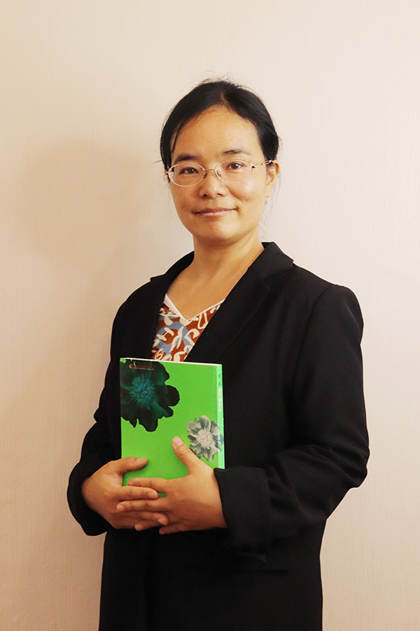 陈颖  研究生学历，毕业于陕西示范大学